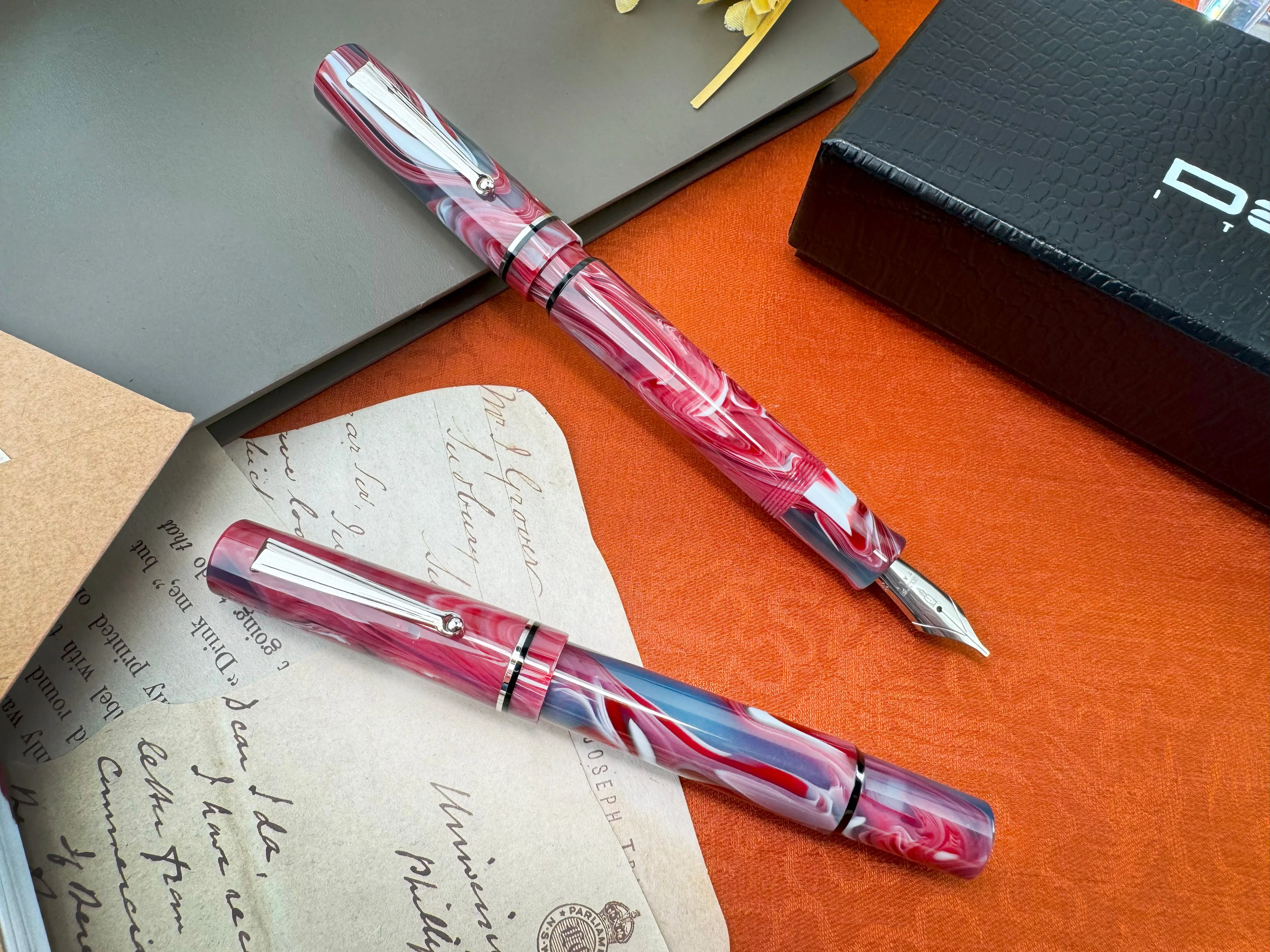 Delta Spaccanapoli Fountain Pen - Ruffo Pink Swirl