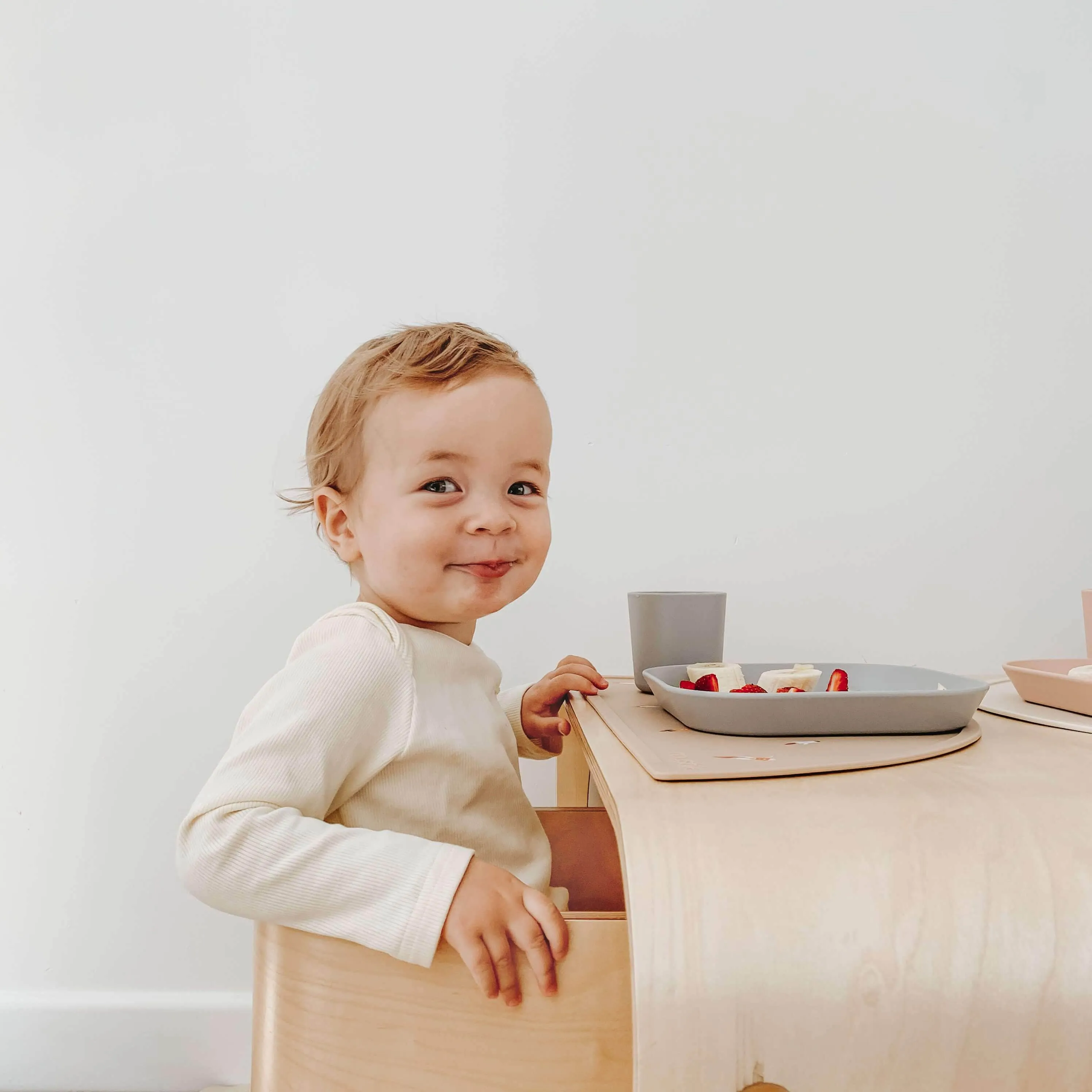 Ohbubs Kid's Table and Chairs