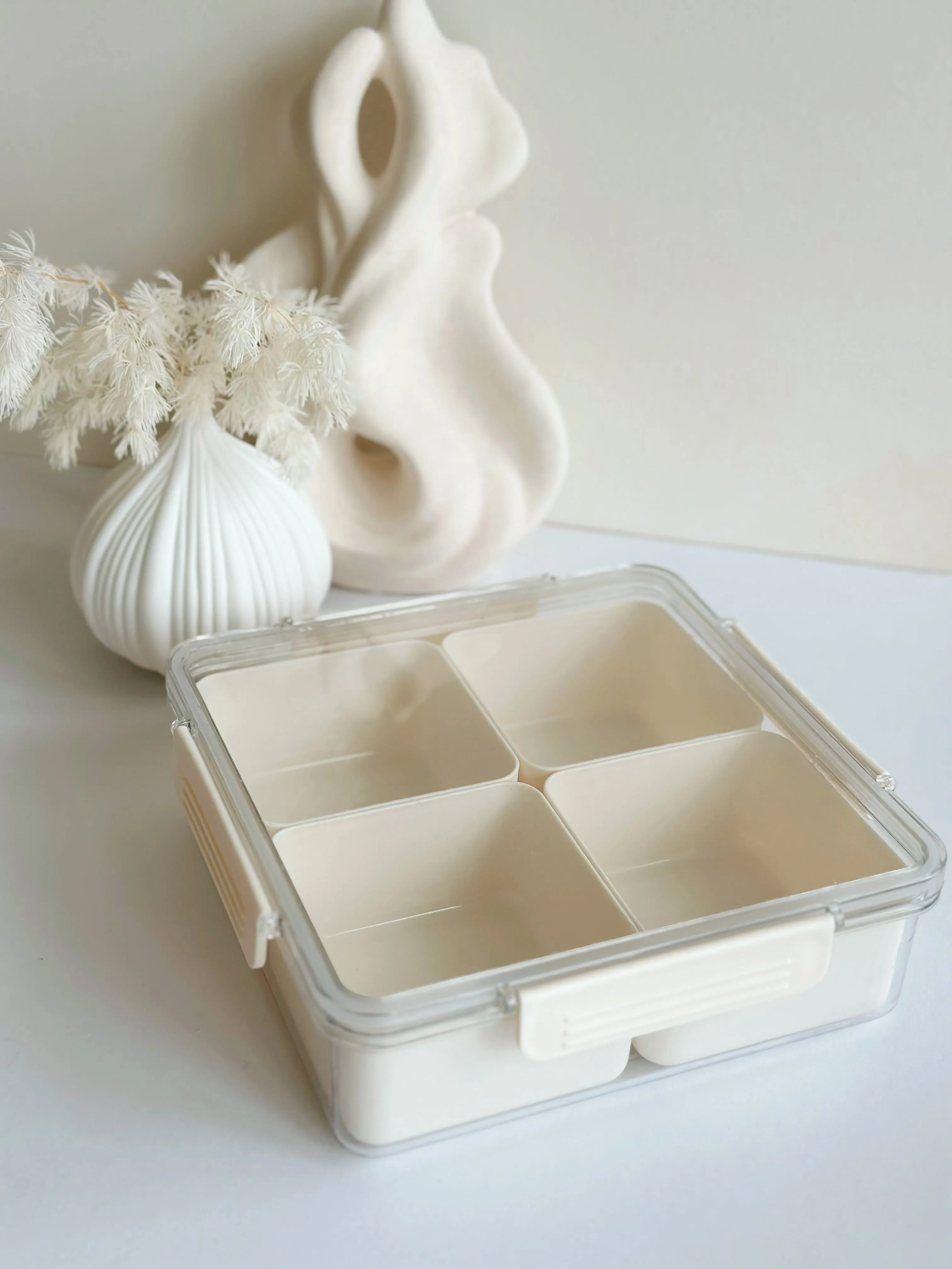 Simple Cream Plastic Serving Tray With Airtight Lid - square